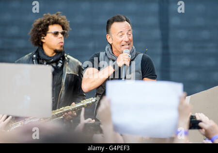 Berlin, Allemagne. 19 Juin, 2016. Musicien américain Bruce Springsteen joue au stade olympique au cours de son « La rivière Tour' à Berlin, Allemagne, 19 juin 2016. Photo : Paul Zinken/dpa/Alamy Live News Banque D'Images