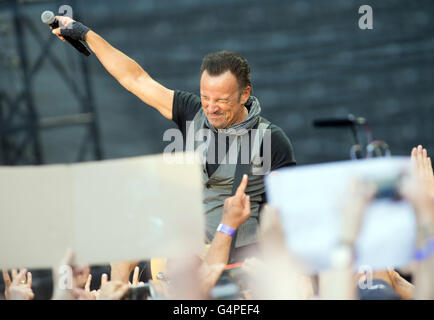 Berlin, Allemagne. 19 Juin, 2016. Musicien américain Bruce Springsteen joue au stade olympique au cours de son « La rivière Tour' à Berlin, Allemagne, 19 juin 2016. Photo : Paul Zinken/dpa/Alamy Live News Banque D'Images