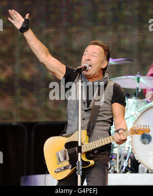 Berlin, Allemagne. 19 Juin, 2016. Musicien américain Bruce Springsteen joue au stade olympique au cours de son « La rivière Tour' à Berlin, Allemagne, 19 juin 2016. Photo : Paul Zinken/dpa/Alamy Live News Banque D'Images