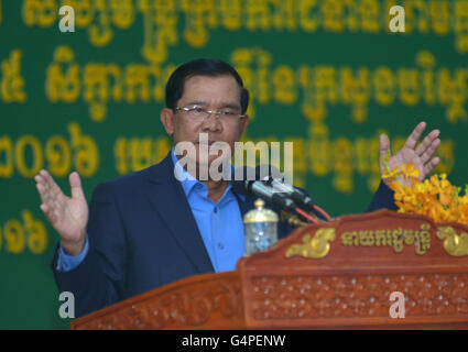 Phnom Penh, Cambodge. 20 Juin, 2016. Le Premier ministre cambodgien Samdech Techo Hun Sen, lors d'une cérémonie de remise de diplômes à Phnom Penh, Cambodge, 20 juin 2016. Hun Sen a déclaré lundi que le pays ne sera pas en faveur d'une décision à venir du tribunal arbitral sur la mer de Chine du Sud question et appelé toutes les parties concernées dans les différends à régler leurs différends par des négociations bilatérales. Credit : Sovannara/Xinhua/Alamy Live News Banque D'Images