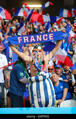 Lille, France. 19 Juin, 2016. Astérix spectateurs, fans, soccerfan, vêtements, dessins, masquerade, célébration, FRANCE - SUISSE 0-0 Un groupe de Football, championnat d'euros au 19 juin 2016 à Lille, France. Fussball, Nationalteam, Frankreich, France Crédit : Peter Schatz / Alamy Live News Banque D'Images