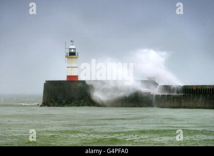 Newhaven, East Sussex, UK. 20 juin 2016. Unseasonal solstice d'intempéries. Crash vague contre-lames Newhaven à midi sur une très humide et venteux la mi journée d'été. Crédit : Peter Cripps/Alamy Live News Banque D'Images