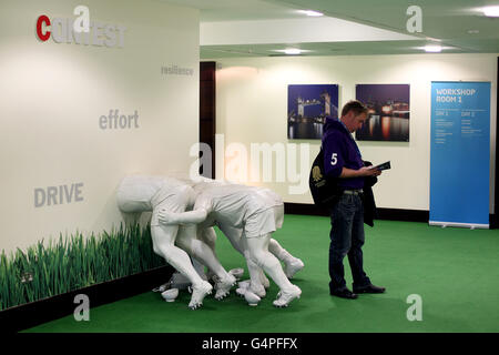 Rugby Expo 2011 - deuxième jour - Twickenham.Un délégué se rend à l'atelier le deuxième jour de l'exposition de rugby qui se tient au stade de Twickenham à Londres Banque D'Images