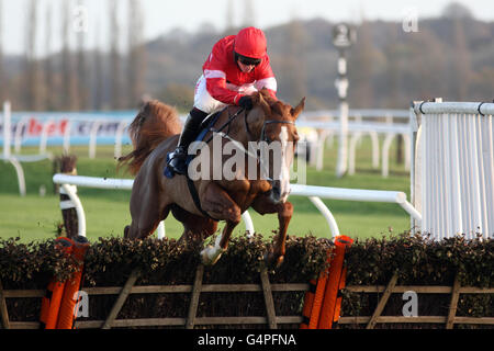 Urbain de Sivola, monté par Noel Fehily, saute le dernier pour remporter la course de haies Q Associates lors de la journée des gentlemen du Festival d'hiver de Sportingbet à l'hippodrome de Newbury, Berkshire. Banque D'Images