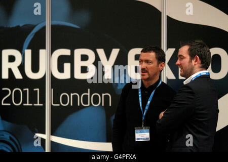 Invités pendant le deuxième jour de l'exposition de rugby à Twickenham Banque D'Images