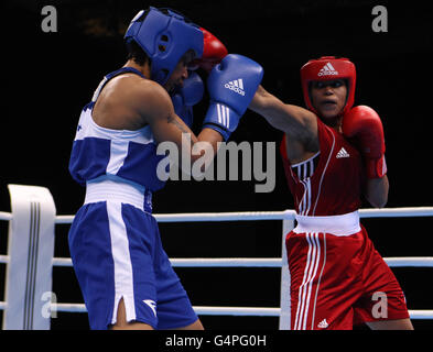 Natasha Jonas (à droite), en Grande-Bretagne, en action contre Quanitta Underwood, aux États-Unis, dans la lumière des femmes (57 kg) lors de la Boxe International Invitational à l'Excel Arena, Londres. Banque D'Images