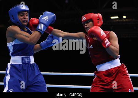 Natasha Jonas (à droite), en Grande-Bretagne, en action contre Quanitta Underwood, aux États-Unis, dans la lumière des femmes (57 kg) lors de la Boxe International Invitational à l'Excel Arena, Londres. Banque D'Images