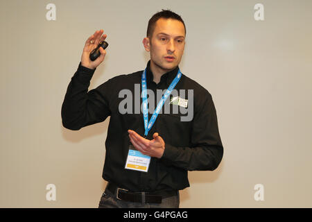 Rugby Expo 2011, premier jour, Twickenham. Le Dr Ian Rollo de Gatorade Sports donne un discours Banque D'Images