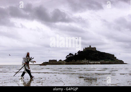 Dylan Apthium, Archidrid de l'ordre insulaire des Druides, devant l'éclipse au mont Saint-Michel, Penzance, Cornouailles. Dylan a prié pour que la couverture nuageuse disparaisse. Banque D'Images