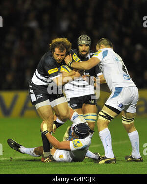 Sale Sharks Henry Thomas est attaqué par les chefs Exeter Tom Johnson et Tom Hayes (à droite) pendant le match Aviva Premiership à Edgeley Park, sale. Banque D'Images