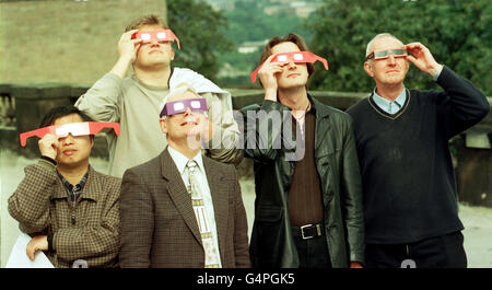 Les spectateurs de l'Observatoire royal d'Édimbourg sur Blackford Hill voient une éclipse solaire de 80 % avec des lunettes de sécurité. Banque D'Images