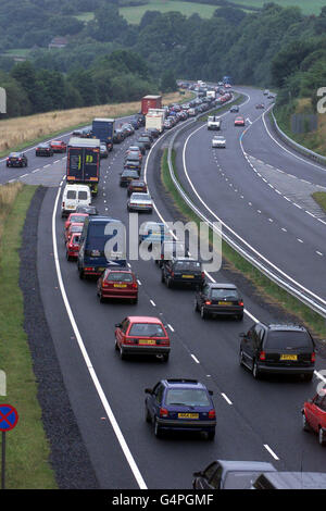 La circulation fait la queue sur l'A 38 à Devon comme les milliers de personnes qui se sont dirigés vers le sud-ouest pour regarder l'éclipse totale du soleil quitter la région et de retour à la maison. Banque D'Images