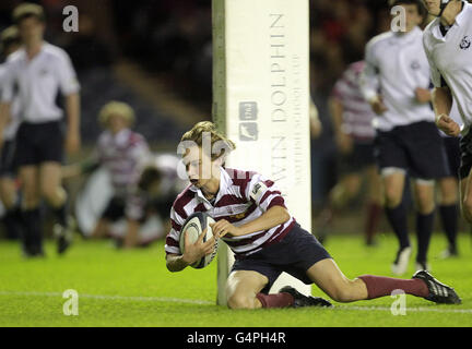 Fraser McMillan du George Watson College marque un essai lors de la finale 16 de coupe de Brewin Dolphin Scottish Schools à Murrayfield, Édimbourg. Banque D'Images