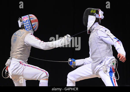 Laurence Halsted (à gauche), en Grande-Bretagne, en action contre Erwan le Pechoux en demi-finale lors de l'Invitational Fencing International à l'Excel Arena de Londres. Banque D'Images