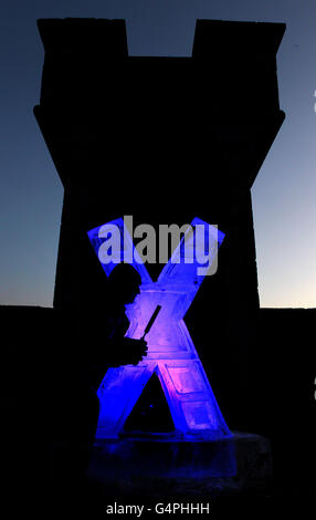 David Gross, artiste de la sculpture sur glace du Royaume-Uni Ice Sculptures crée une croix de glace sur l'esplanade du château d'Édimbourg dans le cadre des célébrations de la Saint-André le 30 novembre au château. Banque D'Images