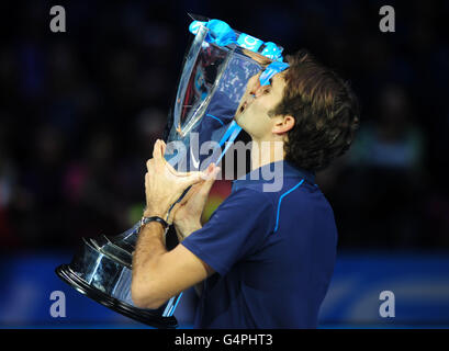 Tennis - Barclays ATP World tennis Tour finals - huitième jour - O2 Arena.Roger Federer, de Suisse, embrasse le trophée après avoir battu JO Wilfred-Tsonga en France Banque D'Images