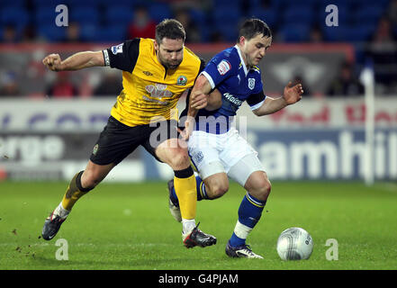 Craig Conway, de Cardiff City, détient David Dunn de Blackburn (à gauche) lors de la Carling Cup, quart de finale au Cardiff City Stadium, à Cardiff. Banque D'Images