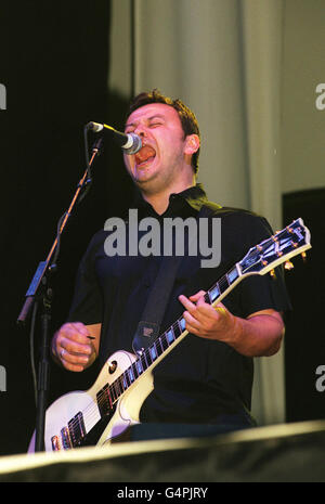 James Dean Bradfield, chanteur principal du groupe pop galloise Manic Street Preachers, se présentant sur scène devant une foule de 10,000 personnes au festival de musique V99 à Chelmsford, Essex. *20/12/2000 Manic Street Preachers va devenir le premier groupe de rock de l'Ouest à se produire à Cuba avec leur premier concert du siècle. Le groupe sera en avant-première des morceaux de son sixième album, Know Your Enemy, lorsqu'ils se produire au théâtre Karl Marx dans la capitale, Havana un lieu de 5,000 capacité. Les fans locaux seront facturés seulement 25 cents environ 17 penny pour assister à l'événement par le groupe, dont les hits incluent A Design for Banque D'Images