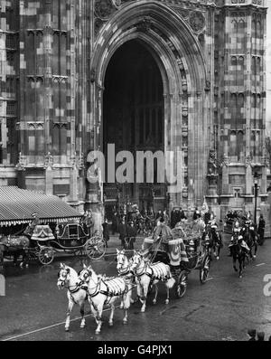 L'entraîneur d'État irlandais, qui porte la Reine et le duc d'Édimbourg, quitte l'entrée de l'État de la Tour Victoria du Palais de Westminster après que la Reine ait ouvert la nouvelle session du Parlement. Banque D'Images