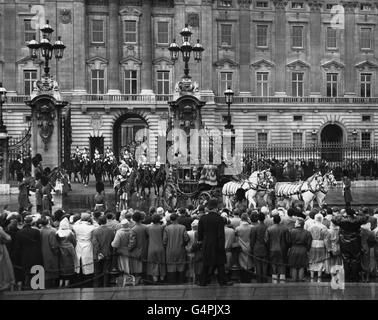 La procession royale, avec la Reine et le duc d'Édimbourg dans le principal entraîneur d'État irlandais, quitte Buckingham Palace pour Westminster, où la Reine a ouvert la nouvelle session du Parlement. Banque D'Images