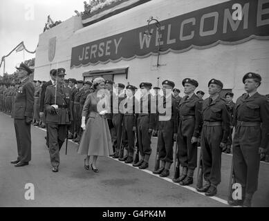 Image - La reine Elizabeth II visite à Îles de la Manche - Jersey Banque D'Images