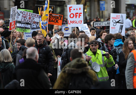 Les travailleurs du secteur public marchent dans le centre de Londres, tandis que les travailleurs du Royaume-Uni font la plus grande grève générale depuis des décennies aujourd'hui dans une rangée au sujet des retraites. Banque D'Images