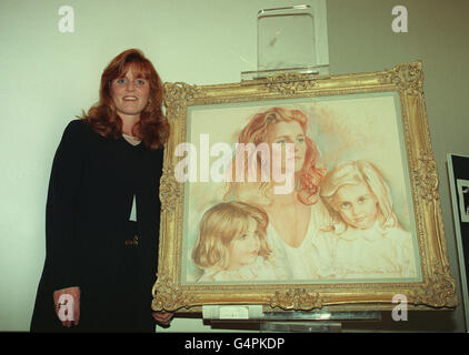 La duchesse de York , Sarah Ferguson, avec un portrait d'elle-même avec les deux Princesses, Beatrice (r) et Eugénie, à l'ouverture d'une exposition "Portraits dans le pastel" , mettant en vedette l'oeuvre de Barbara Kaczmarowska Hamilton, à l'Ascademia Italiana. Banque D'Images