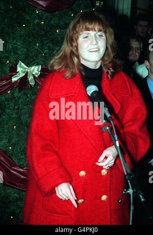 La duchesse de York , Sarah Ferguson, à la Burlington Arcade à Londres, où elle a allumé les lumières de Noël. Banque D'Images