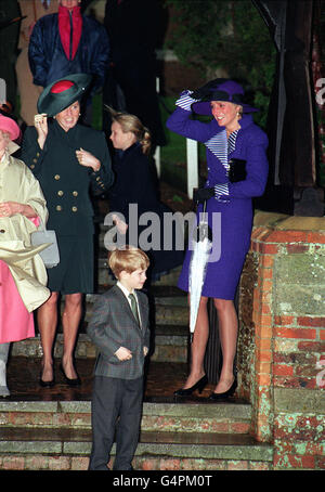 La duchesse de York et la princesse de Galles tiennent leur chapeau après avoir quitté l'église paroissiale de Sandringham avec le prince Harry. Banque D'Images