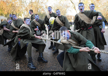 Les soldats de la F Company Scots Guards marquent la journée de St Andrew à la caserne Wellington de Londres avec un Tug of War pendant une journée d'activités des Highland Games. Banque D'Images