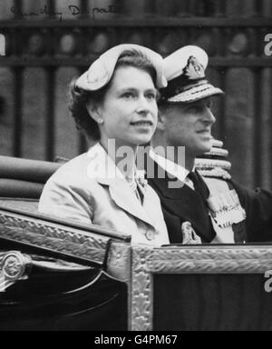La reine Elizabeth II et le duc d'Édimbourg passent par les portes de Buckingham Palace après leur visite du Commonwealth. Banque D'Images