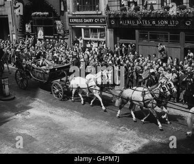 La reine Elizabeth II et le duc d'Édimbourg dans la calèche royale longeant Fleet Street pour un déjeuner de « maison de bienvenue » donné par le maire Lord et la Corporation de Londres à la Mansion House de la ville de Londres, pour marquer le retour de la visite du Commonwealth. Banque D'Images