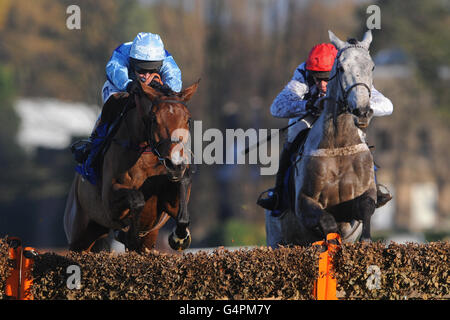 Fingal Bay, criblé de Richard Johnson (à gauche), saute la dernière clôture et remporte l'obstacle des novices de Neptune Investment Management devant Simonsig, criblé de Barry Geraghty (à droite) Banque D'Images