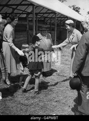 La reine Elizabeth II entre les mains de Jane Bullen, qui a donné à la reine une démonstration d'équitation sur « Juniper », un poney de Dartmoor présenté pour le prince Charles par la société de Pony de Dartmoor. Banque D'Images