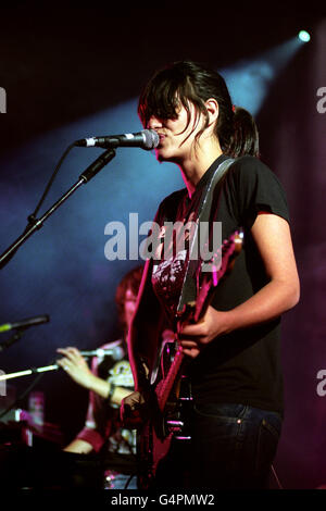 Justine Frischmann, chanteuse principale du groupe pop Elastica, se présentant sur scène au Reading Music Festival 1999. Banque D'Images