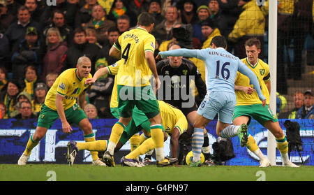 Football - Barclays Premier League - Manchester City / Norwich City - Etihad Stadium.Sergio Aguero de Manchester City marque le premier but du match Banque D'Images