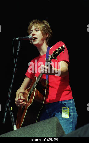 Lecture de Fest 99/Beth Orton.La chanteuse pop Beth Orton, qui se déroule sur scène au Reading Music Festival de 1999. Banque D'Images