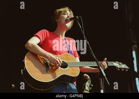 La chanteuse pop Beth Orton, qui se déroule sur scène au Reading Music Festival de 1999. Banque D'Images