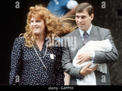 Le duc et la duchesse de York quittent l'hôpital de Portland à Londres avec leur premier enfant de quatre jours, la princesse Beatrice. Banque D'Images