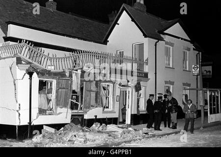 Quatre personnes sont tuées et plus de cinquante blessées lors d'un attentat à la bombe de l'IRA contre le pub Horse and Groom à Guildford. Banque D'Images