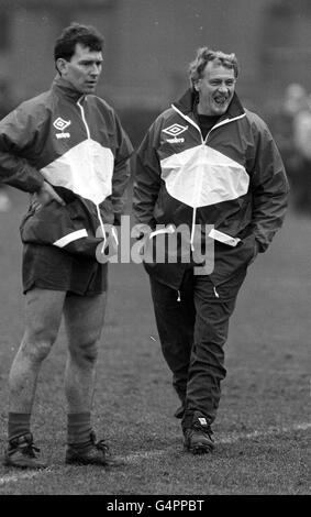 PHOTO DU DOSSIER DE LA BIBLIOTHÈQUE datée du 3.3.89: Le directeur de l'Angleterre Bobby Robson (à droite) avec le capitaine de l'Angleterre Bryan Robson. Il a été annoncé aujourd'hui (2 septembre 1999) Bobby Robson a accepté de devenir le nouveau gestionnaire de Newcastle. L'ancien directeur de l'Angleterre a confirmé lors d'un appel téléphonique à Sky News qu'il avait eu des entretiens avec des responsables de Newcastle et qu'il sera dévoilé comme successeur de Ruud Gullit lors d'une conférence de presse à St James Park demain matin. VOIR PA Story Newcastle job. Photo PA: Malcolm Croft. Banque D'Images