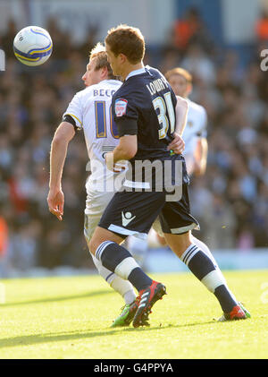 Football - npower football League Championship - Leeds v Millwall - Elland Road.Luciano Becchio (à gauche) de Leeds United et Shane Lowry (à droite) de Millwall en action Banque D'Images