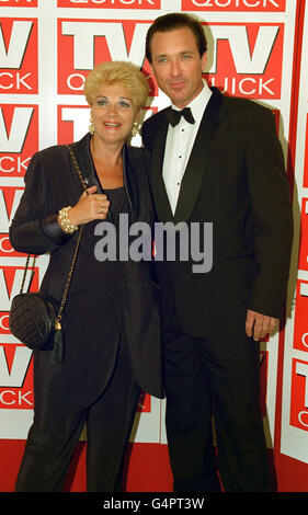 Les stars d'EastEnders, PAM St Clements et Martin Kemp, assistent à la cérémonie des TVQuick Awards à Londres, où la série BBC a remporté les prix du meilleur savon, du meilleur scénario de savon, du meilleur nouvel acteur/actrice (Jamie Mitchell) et du meilleur acteur de savon (Joe Absolom). Banque D'Images