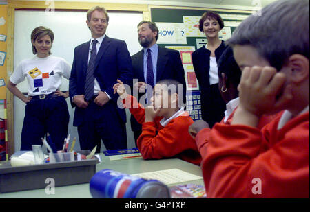 Le Premier ministre britannique Tony Blair écoute une leçon de mathématiques à la Southfield Junior School.M. Blair a visité l'école avec la présentatrice à la télévision Carol Vorderman (à gauche) et le ministre de l'éducation David Blunkett pour lancer l'initiative du gouvernement pour l'année des mathématiques 2000. Banque D'Images