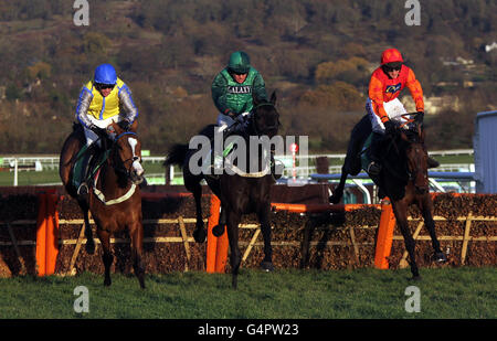 Le gagnant final Grandouet, criblé de Barry Geraghty (au centre), saute le dernier avec le renversement de Jason Maguire (à gauche) et de Brampour, criblé de Harry Derham (à droite) dans l'épreuve internationale de StanJames.com pendant le deuxième jour de l'International à Cheltenham Racecourse. Banque D'Images