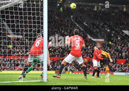 Football - Barclays Premier League - Manchester United / Wolverhampton Wanderers - Old Trafford.Steven Fletcher (à droite) de Wolverhampton Wanderers marque leur premier but du jeu Banque D'Images