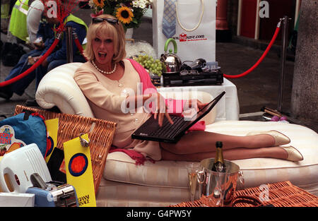 L'actrice Joanna Lumley se déchaîne avec des sacs à provisions à Covent Garden, pour un événement qui lancera le plus grand et le plus récent site de shopping en ligne d'Europe, Bigsave (www.bigsave.com). Banque D'Images