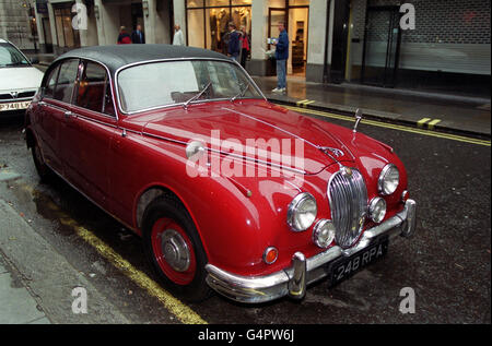 Voiture Jaguar rouge de l'inspecteur Morse à Londres.L'auteur Colin Dexter a confirmé qu'il a tué l'inspecteur Morse comme le mystère final 'le jour du remorqueur' a frappé les étagères.* dans le roman de 13, le détective succombe finalement au diabète qui l'a dogté au fil des ans.Le dégel a joué le rôle de détective dans les 32 films télévisés. Banque D'Images