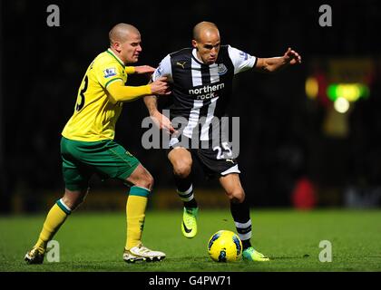 Football - Barclays Premier League - Norwich City / Newcastle United - Carrow Road.Marc Tierney (à gauche) de Norwich City et Gabriel Obertan (à droite) de Newcastle United se battent pour le ballon Banque D'Images