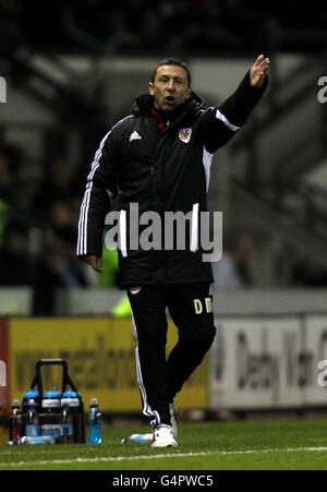 Derek McInnes, le directeur de Bristol City, crie aux instructions lors du match de championnat de la npower football League à Pride Park, Derby. Banque D'Images